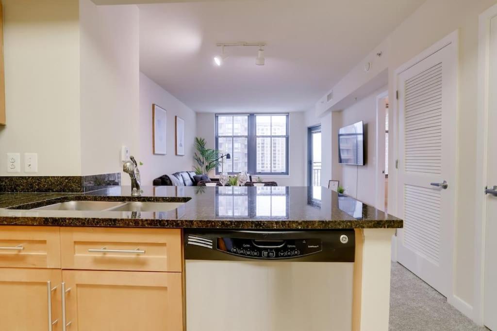 Condo With Gym And Pool In Pentagon City 8Min To Dca Arlington Bagian luar foto